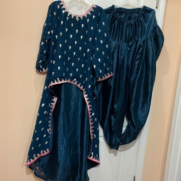 Dresses - Picture 2 of 6